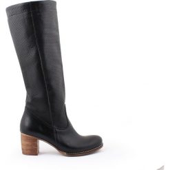 Dziurkowane kozaki na słupku - skóra naturalna - model 155 - kolor czarny. Czarne kozaki damskie Zapato, do pracy, na lato, ze skóry, biznesowe, na wysokim obcasie, na obcasie, bez zapięcia. Za 489,00 zł.