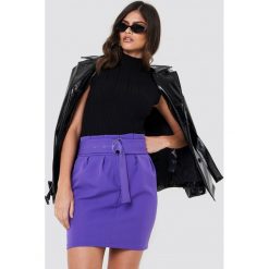 Trendyol Spódnica mini z paskiem - Purple. Fioletowe spódniczki damskie Trendyol, w paski, z podwyższonym stanem, mini. W wyprzedaży za 60,97 zł.