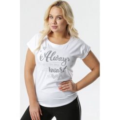 Biały T-shirt Lenzee. Białe bluzki damskie Born2be, xl, z nadrukiem, z jeansu, z okrągłym kołnierzem. Za 39,99 zł.
