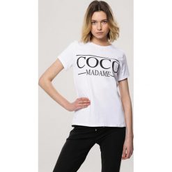 Biały T-shirt Relationships. Białe bluzki damskie Born2be, m, z nadrukiem, z dzianiny, z okrągłym kołnierzem, z krótkim rękawem. Za 29,99 zł.