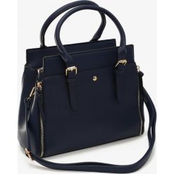 Ciemnoniebieska Torebka Acireale. Niebieskie torebki klasyczne damskie Renee, w paski, eleganckie, na ramię, duże, bez dodatków. Za 129,99 zł.