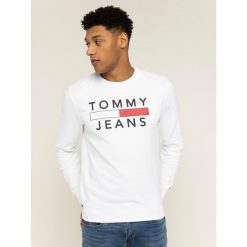 Bluza Tommy Jeans Tjm Essential Graphic Crew DM0DM07413. Białe bluzy męskie Tommy Jeans, xxl, bez wzorów, z jeansu, bez kołnierzyka, bez rękawów, bez kaptura. W wyprzedaży za 249,00 zł.