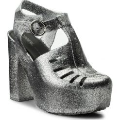 Sandały MELISSA - Aranha 79 16 Heel Ad 32242 Silver Glitter 50711. Szare klapki damskie Melissa, bez wzorów, z tworzywa sztucznego, bez obcasa, na obcasie. W wyprzedaży za 319,00 zł.