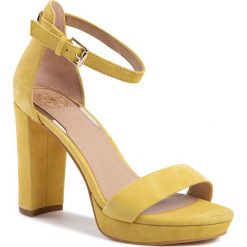 Sandały GUESS - Omere FL5ORE SUE03 YELLOW. Żółte klapki damskie Guess, z aplikacjami, z zamszu, bez obcasa, na obcasie. W wyprzedaży za 499,00 zł.