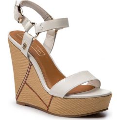 Sandały TOMMY HILFIGER Elevated Leather Wedge Sandal FW0FW03943. Czarne klapki damskie TOMMY HILFIGER, bez wzorów, bez obcasa. W wyprzedaży za 319,00 zł.
