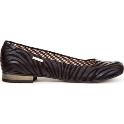 Klasyczne baleriny na obcasie - skóra naturalna - model 008 - kolor czarny zebra. Czarne baleriny damskie Zapato, bez wzorów, ze skóry, eleganckie, na niskim obcasie, na obcasie. W wyprzedaży za 173,40 zł.