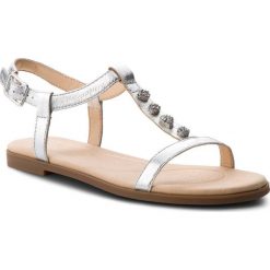 Sandały CLARKS - Bay Blossom 261319454 Silver Metallic. Szare klapki damskie marki Clarks, z aplikacjami, ze skóry, bez obcasa, na obcasie. W wyprzedaży za 169,00 zł.
