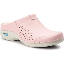 Klapki NURSING CARE - Veneza WG3A22 Light Pink. Różowe klapki damskie Nursing Care, bez wzorów, ze skóry ekologicznej, bez obcasa, na obcasie. Za 289,00 zł.
