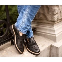 Czarne półbuty z tłoczeniem - skóra naturalna - model 247 - kolor czarny krokodyl. Czarne półbuty damskie Zapato, bez wzorów, ze skóry, bez obcasa, bez zapięcia. Za 299,00 zł.