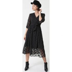 Czarna Sukienka Kresson. Czarne sukienki damskie Born2be, s, w paski, z tkaniny, eleganckie, z dekoltem na plecach, bez rękawów, kopertowe. Za 179,99 zł.