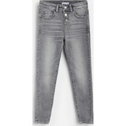 Jeansy skinny fit z efektem sprania -. Jeansy damskie Reserved. Za 79,99 zł.