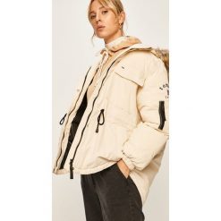 Tommy Jeans - Parka. Białe kurtki damskie Tommy Jeans, s, bez wzorów, z bawełny, krótkie, z kapturem. W wyprzedaży za 899,90 zł.