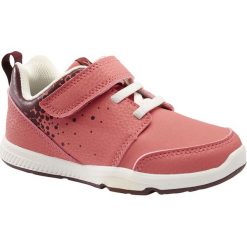 Buty 555 I LEARN. Różowe buciki niemowlęce DOMYOS, z poliesteru, bez zapięcia. Za 64,99 zł.