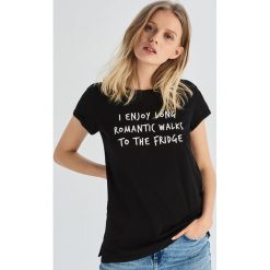 T-shirt z zabawnym hasłem - Czarny. Czarne t-shirty damskie Sinsay, s, bez wzorów, bez kołnierzyka. Za 19,99 zł.