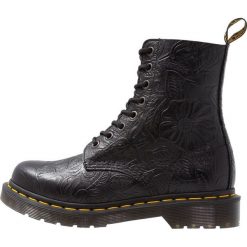 Dr. Martens 1460 PASCAL FLORAL EMBOSS Botki sznurowane black. Czarne botki damskie skórzane marki Dr. Martens, na sznurówki. Za 759,00 zł.