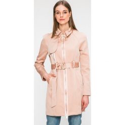 Guess Jeans - Płaszcz. Brązowe płaszcze damskie marki Guess Jeans, s, w paski, z poliesteru. W wyprzedaży za 479,90 zł.