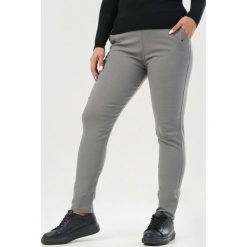 Beżowo-Szare Spodnie Grynrya. Brązowe spodnie damskie Born2be, xl, bez wzorów, z tkaniny. Za 69,99 zł.