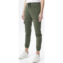 Ciemnozielone Spodnie Mirama. Zielone spodnie damskie Born2be, s, z dzianiny. Za 59,99 zł.
