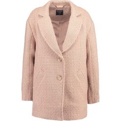 Abercrombie & Fitch NOTCHED OVOID COAT Płaszcz wełniany /Płaszcz klasyczny med pink. Różowe płaszcze damskie marki Abercrombie & Fitch, xl, z poliesteru, klasyczne. W wyprzedaży za 353,15 zł.