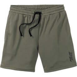 Długie szorty sportowe funkcyjne bonprix ciemnooliwkowy. Zielone bermudy męskie bonprix, z nadrukiem, sportowe. Za 74,99 zł.