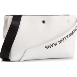 Torebka CALVIN KLEIN JEANS - Logo Banner Shoulder Bag K40K400825 102. Białe torebki klasyczne damskie marki Calvin Klein Jeans, bez wzorów, z jeansu, wizytowe, bez dodatków. Za 599,00 zł.