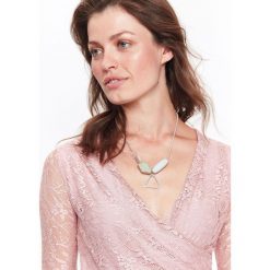 Body koronkowe damskie, na wiele okazji. Różowe bluzki damskie Top Secret, bez wzorów, z koronki, eleganckie, z dekoltem w serek, z długim rękawem. W wyprzedaży za 29,99 zł.