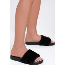 Czarne Klapki Sweet Furry. Czarne klapki damskie Inny, bez wzorów, bez obcasa, na płaskiej podeszwie. Za 49,99 zł.