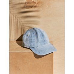 Czapka męska. Niebieskie czapki męskie Top Secret, na lato, bez wzorów, z jeansu, eleganckie. W wyprzedaży za 19,99 zł.