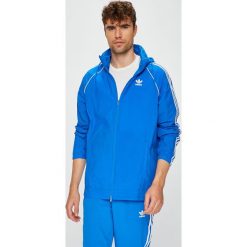 Adidas Originals - Kurtka. Niebieskie kurtki męskie przejściowe marki adidas Originals, l, z nylonu, z kapturem. W wyprzedaży za 219,90 zł.