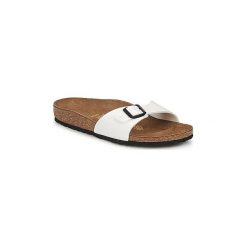Klapki Birkenstock MADRID. Białe klapki damskie Birkenstock, bez wzorów, bez obcasa. Za 295,63 zł.