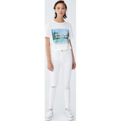 Białe jeansy push up. Białe jeansy damskie Pull&Bear, z jeansu. Za 109,00 zł.