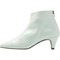 L'INTERVALLE GEORGETTE Ankle boot mint. Zielone botki damskie marki L'INTERVALLE, ze skóry, bez obcasa, bez zapięcia. Za 509,00 zł.