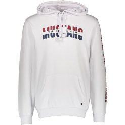 Bluza "Bennet" w kolorze białym. Białe bluzy męskie Mustang Men, xxl, z nadrukiem, z bawełny, z kapturem, bez rękawów, bez kaptura. W wyprzedaży za 175,95 zł.