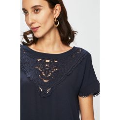 Only - Top. Białe bluzki damskie ONLY, na co dzień, bez wzorów, z elastanu, z okrągłym kołnierzem, bez rękawów. W wyprzedaży za 59,90 zł.