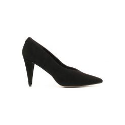 Guess Szpilki damskie FLBOI4SUE08. Czółenka damskie Guess, z aplikacjami, ze skóry, ze szpiczastym noskiem, bez obcasa, na szpilce, bez zapięcia. Za 397,00 zł.