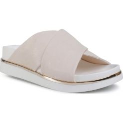 Klapki KEDDO - 807280/11-02E Beige. Brązowe klapki damskie Keddo, bez wzorów, ze skóry ekologicznej, bez obcasa. W wyprzedaży za 109,00 zł.