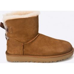 UGG - Buty Mini Bailey Bow II. Brązowe buty zimowe damskie marki Ugg, z futra, na obcasie. Za 899,90 zł.