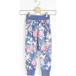 Chinosy chłopięce: Niebieskie Spodnie Dresowe Total Floral
