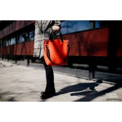 Marmollada - torebka filcowa śr KORALOWA do ręki. Pomarańczowe torebki klasyczne damskie Pakamera, bez wzorów, z wełny, do ręki, średnie, bez dodatków. Za 330,00 zł.