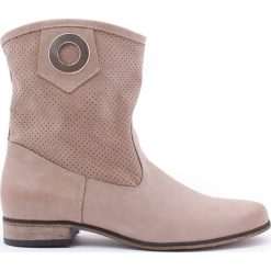 Dziurkowane botki na niskim obcasie - skóra naturalna - model 269 - kolor cappuccino. Szare botki damskie Zapato, na wiosnę, ze skóry, eleganckie, na niskim obcasie, na płaskiej podeszwie, bez zapięcia. W wyprzedaży za 259,00 zł.