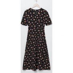 Sukienka midi z kwiatowym printem - Wielobarwny. Sukienki damskie Sinsay, s, bez wzorów, bez kołnierzyka, bez rękawów, midi. Za 79,99 zł.
