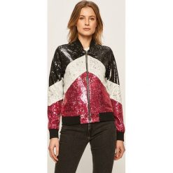 Guess Jeans - Kurtka bomber. Kurtki damskie s, z aplikacjami, z poliesteru, krótkie. Za 699,90 zł.
