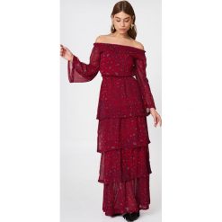 NA-KD Boho Sukienka maxi z odkrytymi ramionami - Red,Multicolor. Czerwone sukienki damskie marki NA-KD Boho, na co dzień, bez wzorów, z poliesteru, boho, bez kołnierzyka, bez rękawów, maxi, proste. W wyprzedaży za 121,47 zł.