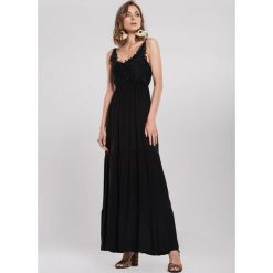 Czarna Sukienka Foxtrot. Czarne sukienki damskie other, s, bez wzorów, z koronki, bez kołnierzyka, bez rękawów, maxi. Za 79,99 zł.