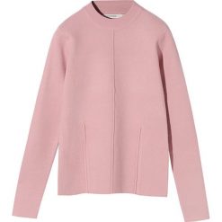 Sweter w kolorze jasnoróżowym. Różowe swetry damskie TATUUM, l, bez wzorów, bez rękawów, bez kaptura. W wyprzedaży za 119,95 zł.