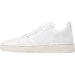 Veja V10 Sneakersy niskie extra white. Białe trampki i tenisówki damskie marki Veja, bez wzorów, ze skóry, bez zapięcia. Za 499,00 zł.
