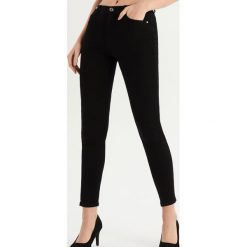 Jeansy skinny ze średnim stanem - Czarny. Czarne spodnie z wysokim stanem Sinsay, z jeansu. Za 59,99 zł.