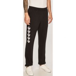 Converse - Spodnie. Czarne spodnie męskie Converse, na co dzień, s, z nadrukiem, z elastanu. W wyprzedaży za 229,90 zł.