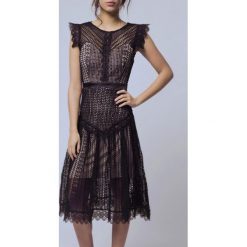SOKY SOKA SUKIENKA CZARNY 57003-1. Czarne sukienki damskie SOKY&SOKA, s, bez wzorów, z tiulu, bez kołnierzyka, bez rękawów, midi. Za 206,03 zł.