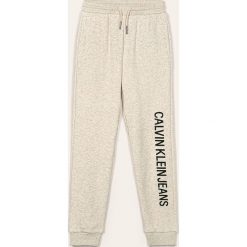 Calvin Klein Jeans - Spodnie dziecięce 104-176 cm. Czarne spodnie chłopięce Calvin Klein Jeans, z nadrukiem, z elastanu. W wyprzedaży za 159,90 zł.